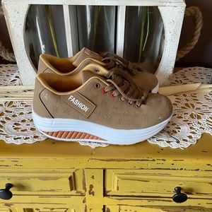 Fashion Shoes USA size 7 in Tan